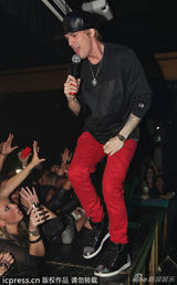 组图:昔日童星亚伦-卡特卖唱 负债累累亮嗓赚钱