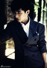 组图：陈楚生登杂志封面 展摇滚型男魅力