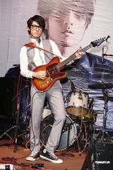 组图：张杰睽违两年再出辑 怪兽赠吉他祝贺