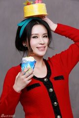 组图：荆希西红衣贺新剧收视