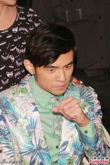 组图：周杰伦带病宣传巡演 花西服帅气抢镜