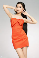 组图：温心橙色系短裙清晰气质 香肩外露小秀性感
