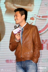 幻灯图集：小宋佳秀香肩 牵手于小伟演绎办公室恋情