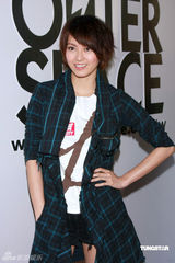 幻灯图：梁咏琪出席活动献爱心 称爱情受挫顺其自然