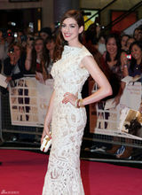 高清图：《一天》首映 海瑟薇镂空白裙优雅亮相