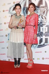 组图：众星亮相华语榜中榜颁奖礼 齐聚后台秀奖杯