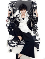 组图：李宇春大片戴羽冠高冷 透明镶钻装秀蛮腰