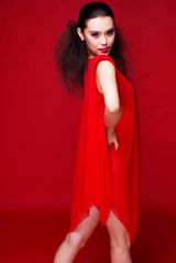 组图：女星韩丹彤新剧将播 拍摄中国红元素大片