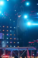 幻灯图：新年夜星光灿灿耀上海 倒计时焰火迎世博