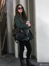 组图：梅根-福克斯挺大肚现身 爱子叼奶嘴萌呆