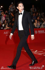 组图：李秀赫亮相釜山红毯展九头身模特身材