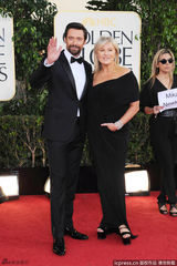 组图：金球奖红毯多情侣 恩爱携手秀亲密