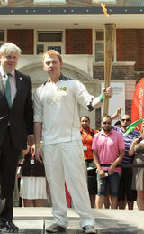 组图：《哈利-波特》男星鲁伯特伦敦传递奥运火炬