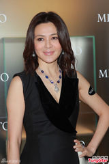 组图：关之琳否认情人节嫁富商:认识时他单身