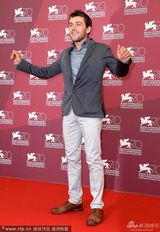 组图：《小帕特里亚》发布 女主上演香艳湿吻秀