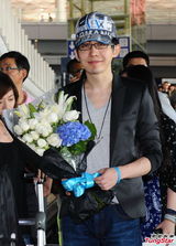 组图：魔术师Yif获花痴粉丝接机