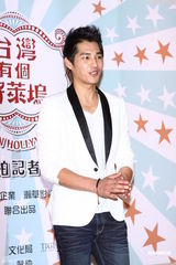 组图：天心黑色深V礼服性感出席记者会