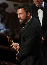 组图：《逃离德黑兰》获最佳影片 阿弗莱克吻妻