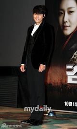 组图：《剑雨》韩国首映 郑雨盛(郑宇成)着黑西装亮相