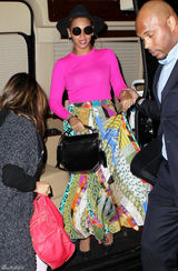 高清组图：碧昂斯纽约街拍 玫红色上衣搭配花裙