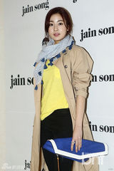 组图：李钟硕亮相时装周 f(x)Amber中性风帅气