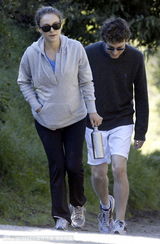 组图：娜塔丽-波特曼与友人散步 挺大肚步伐矫健