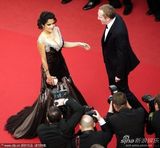 组图：海耶克戛纳携夫走秀 深V黑裙大秀傲人双峰
