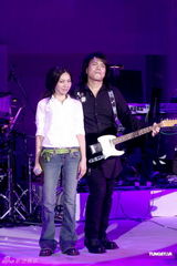 组图：万芳办演唱会庆出道20年 众好友站台助阵