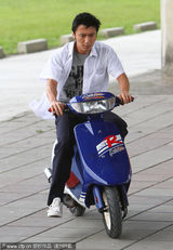 组图：《下一个奇迹》热拍 谢霆锋上演英雄救美