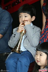 组图：曹格嘟嘴当众亲太太 一家四口齐亮相