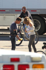 组图：希安-拉博夫和女主角《变形金刚3》片场来电