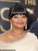 组图：奥克塔维亚-斯宾瑟白纱裙小露香肩