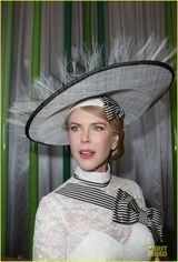 组图：妮可-基德曼贵妇扮相抢眼 当众脱鞋无损优雅