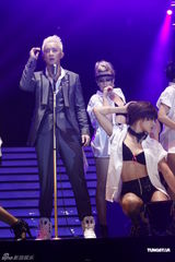 组图：韩庚个唱上演万人大合唱 与女舞者挑逗热舞