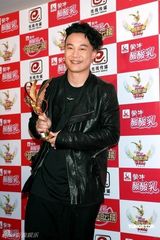 幻灯图：音乐风云榜十年盛典 星级艺人盛装出席