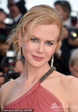 组图：妮可戛纳走秀风情露背 真空激凸艳光四射