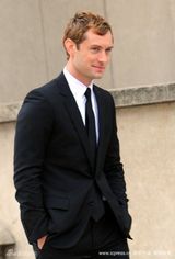 幻灯图：裘德-洛拍香水广告 开古董车微笑迷人 