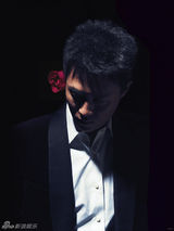 高清图：杜淳头戴玫瑰拍大片 演绎潇洒版西门庆