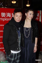 组图：郑伊健出席跨年活动 现场激情献唱热舞