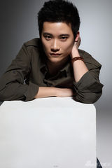 组图：赵义最新写真忧郁阳光并重