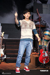 幻灯图集：林宥嘉发新专辑 现场深情演绎新歌