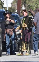 组图：约翰尼-德普穿印第安服装参加亲子活动