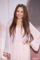 组图：周蕙粉裙亮相气质优雅 现场洒泪否认整形