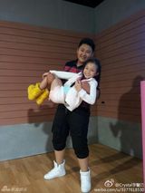 组图：影后李馨巧生活照曝光 十岁萝莉展童真