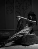 组图：包文婧爵士大片曝光 七彩飞鼠裤嬉皮艳丽