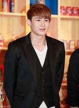 高清组图：韩组合2PM出席代言活动 穿正装帅气有型