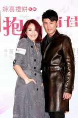 组图：《抱抱俏佳人》香港首映 杨千嬅林峰等出席