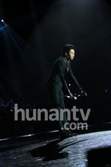 高清图：俞灏明湖南跨年夜复出献唱 表情坚毅