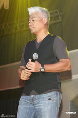 组图：巫启贤为新专辑开唱 30日将出席大炳追思会