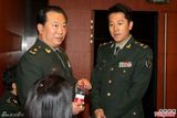 组图：阎维文当姥爷自诩最幸福 董文华军装英姿